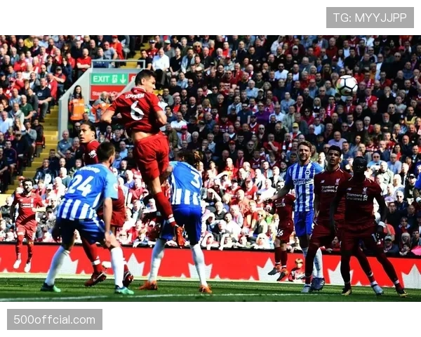 恶劣天气影响，利物浦对阵布莱顿的比赛一度因暴雨暂停。